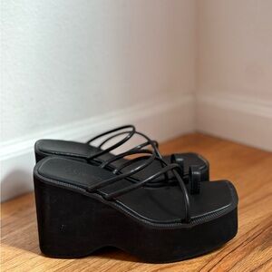 Black Women's Strappy Toe Loop Platform Sandals